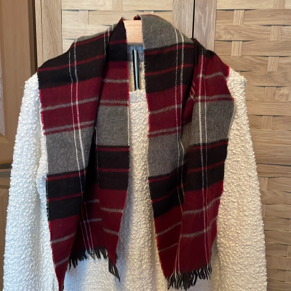 Beautiful excellent condition unisex gray/black/red scarf